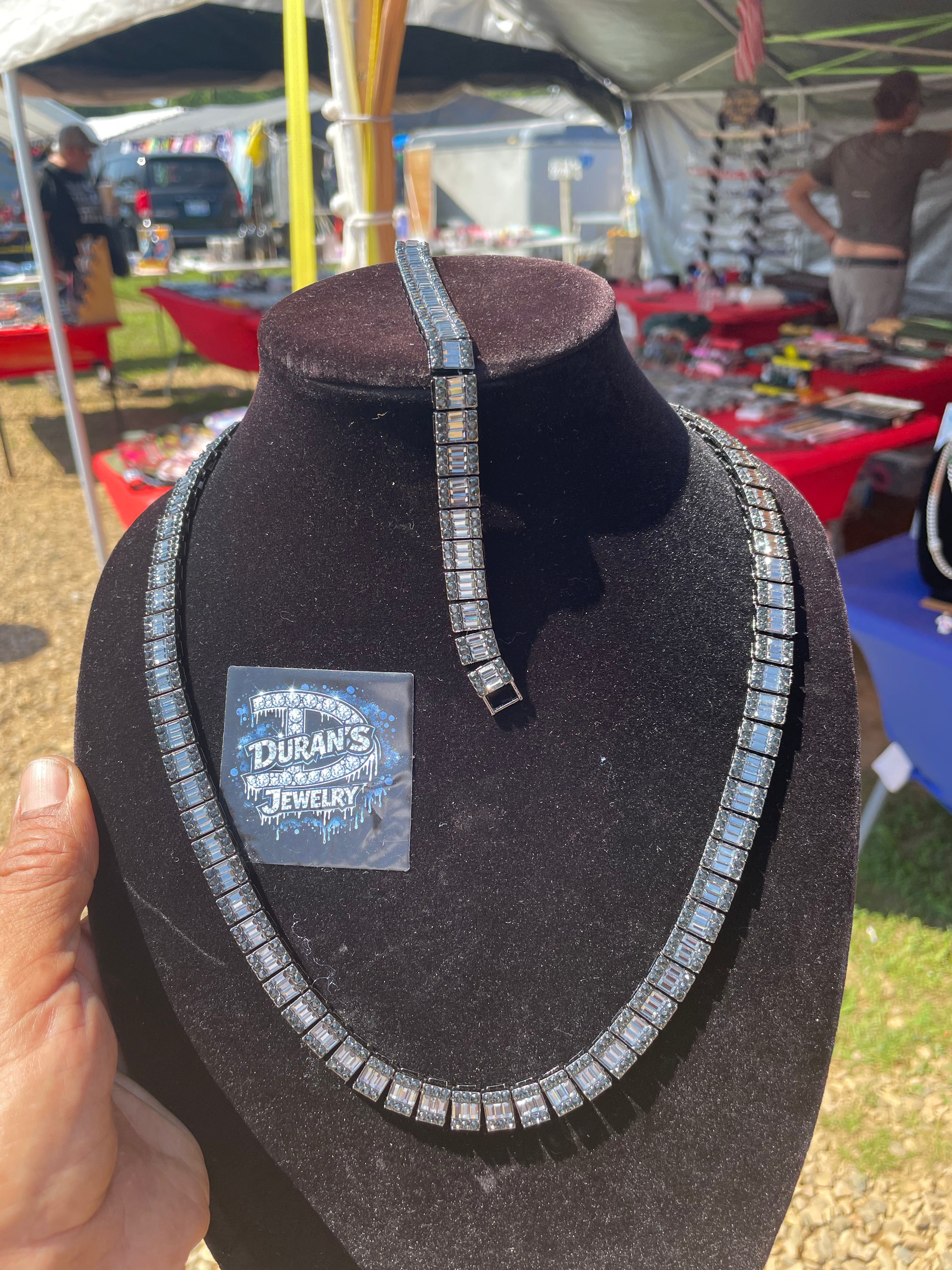 A black and clear bigets necklace and bracelet
